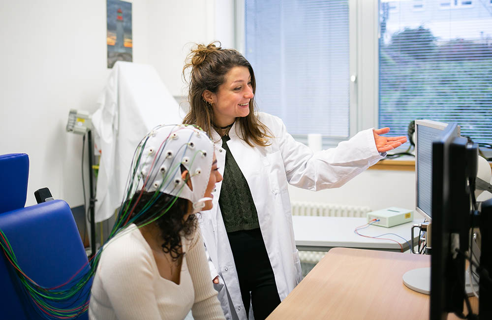 Magdalena Mischke mit einer Probandin während einer EEG-Messung_Fotografin_Sarah Kossmann_UMMD